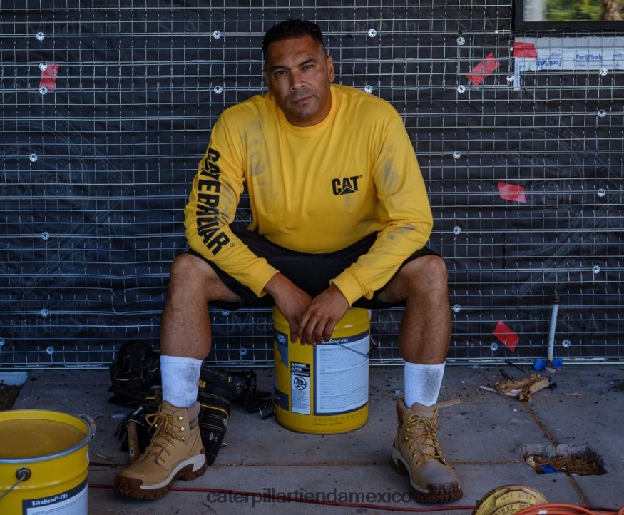 hombres camiseta de manga larga con estandarte de marca registrada Caterpillar camuflaje nocturno ZXJB4H226 | tops y ropa de abrigo